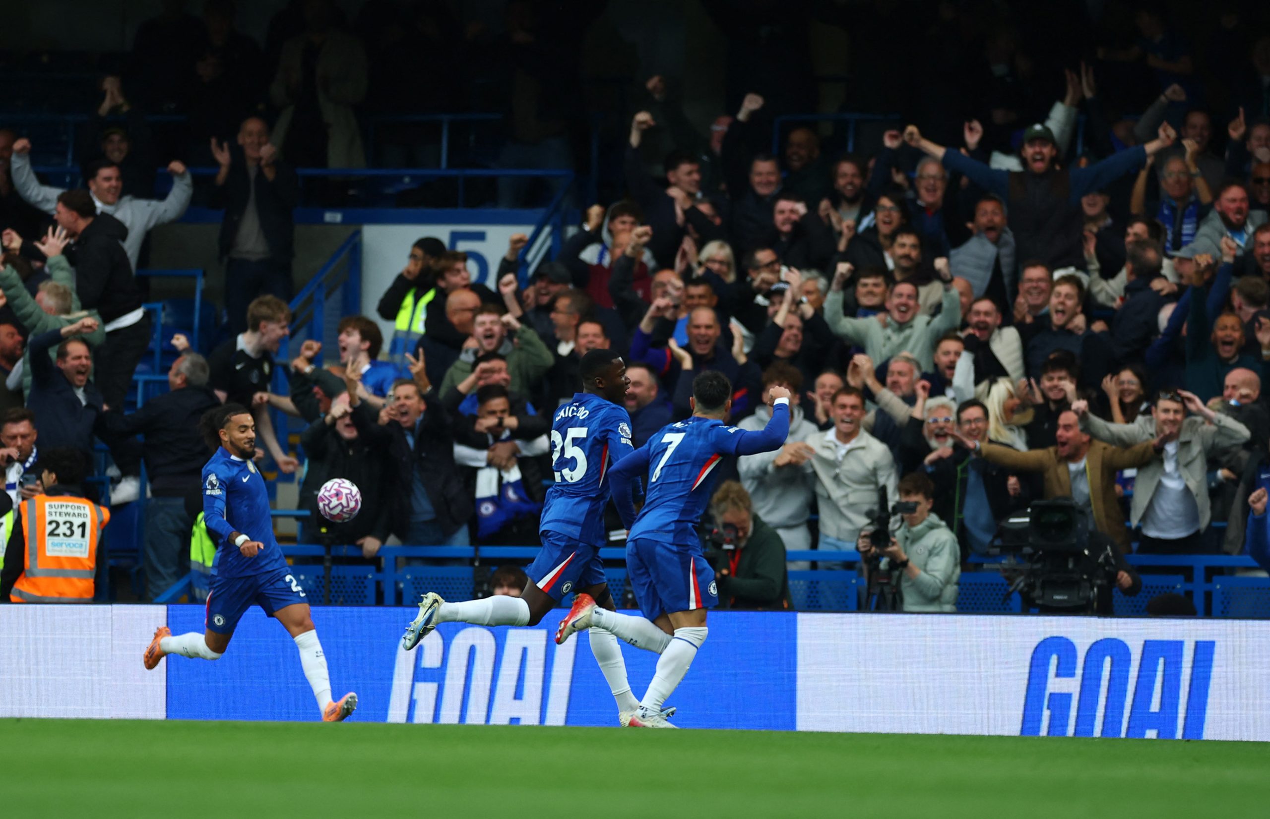 Premier League: Νίκη της Τσέλσι ενάντια στην Λίβερπουλ με buzzer-beater του Εστεβάο