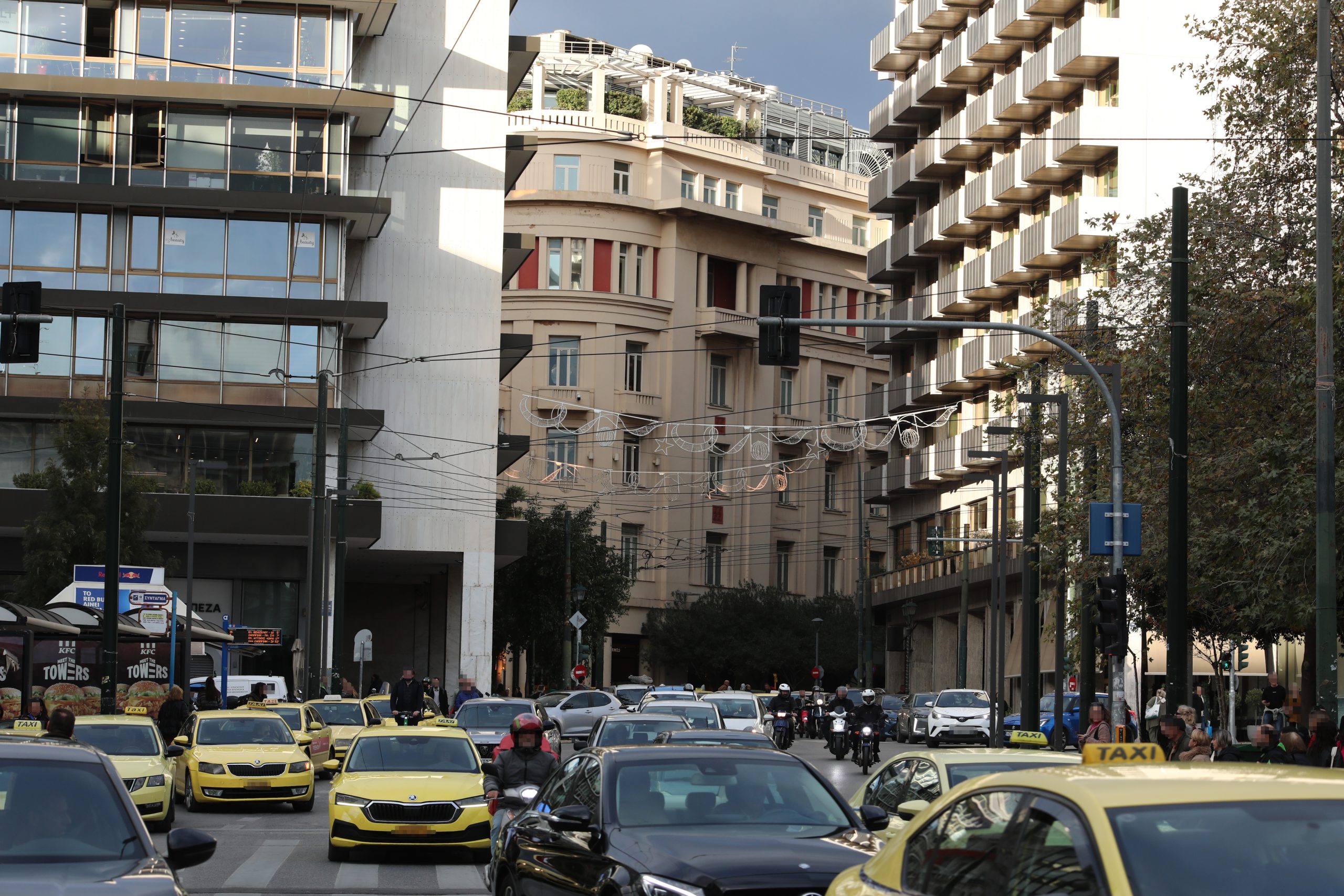 Άναψαν» οι πρώτες 41 κάμερες που θα στέλνουν αυτόματα τα πρόστιμα στους οδηγούς - Ιδίως αν... μιλούν στο κινητό