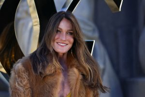 Μπορεί ένα γούνινο παλτό να απαλλάξει την Κάρλα Μπρούνι-Σαρκοζί;