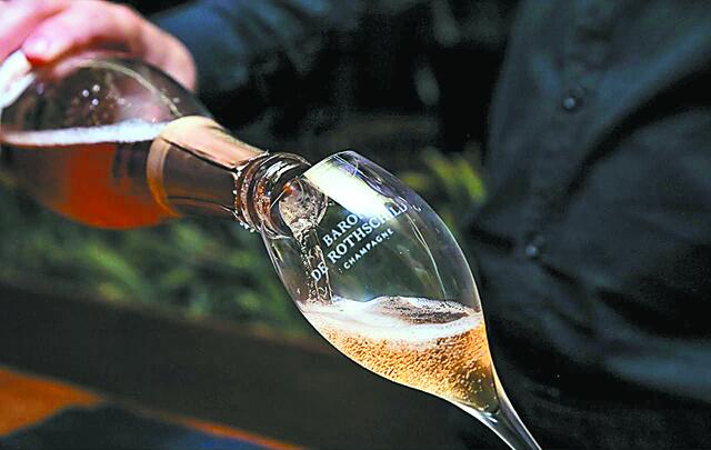 Στα αζήτητα η γαμήλια σαμπάνια από τον γάμο της Νταϊάνα και του Καρόλου