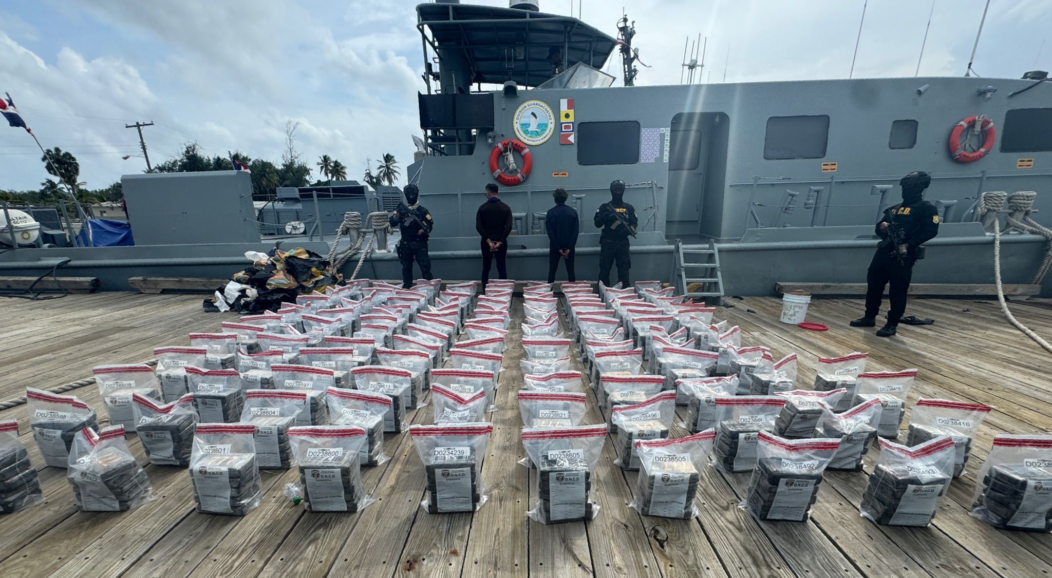 Σκάφος που μετέφερε 650 δέματα με κοκαΐνη εντοπίστηκε στην Δομινικανή Δημοκρατία Σκάφος που μετέφερε 650 δέματα με κοκαΐνη εντοπίστηκε στην Δομινικανή Δημοκρατία