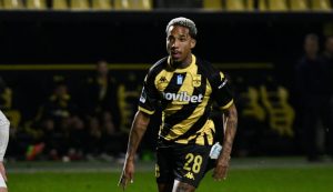 Παίκτης του Άρη τραυματίστηκε…στον πάγκο! – Χιμένεθ: «Κακόγουστο αστείο»