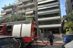 Φωτιά τώρα σε διαμέρισμα στη Νέα Σμύρνη (Βίντεο)