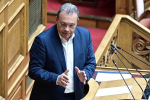 Φάμελλος: Η κυβέρνηση θέλει δημάρχους να συσσωρεύονται έξω από τα υπουργικά γραφεία και να παρακαλάνε