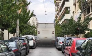 Κυκλοφοριακό «κομφούζιο» στα Εξάρχεια: Φορτηγό μπλόκαρε στην Καλλιδρομίου – Φθορές σε εννέα οχήματα