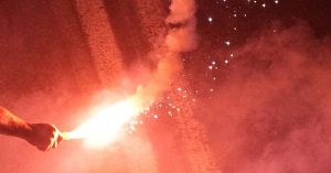 Συνελήφθη πατέρας που έδωσε φωτοβολίδες στον 12χρονο γιο του