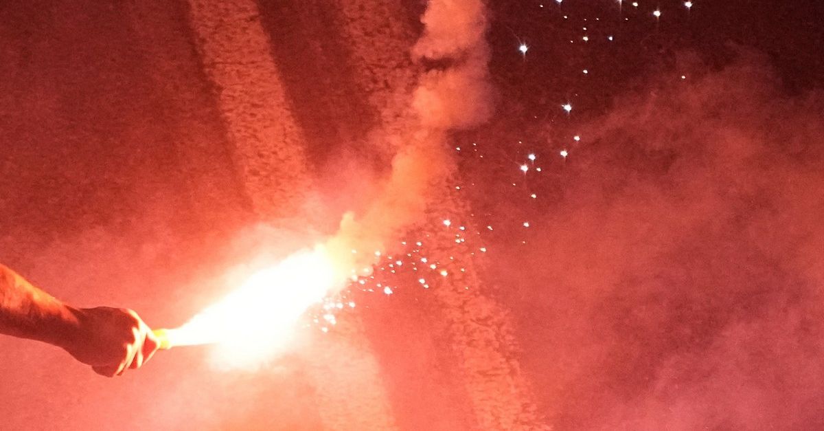 Συνελήφθη πατέρας που έδωσε φωτοβολίδες στον 12χρονο γιο του