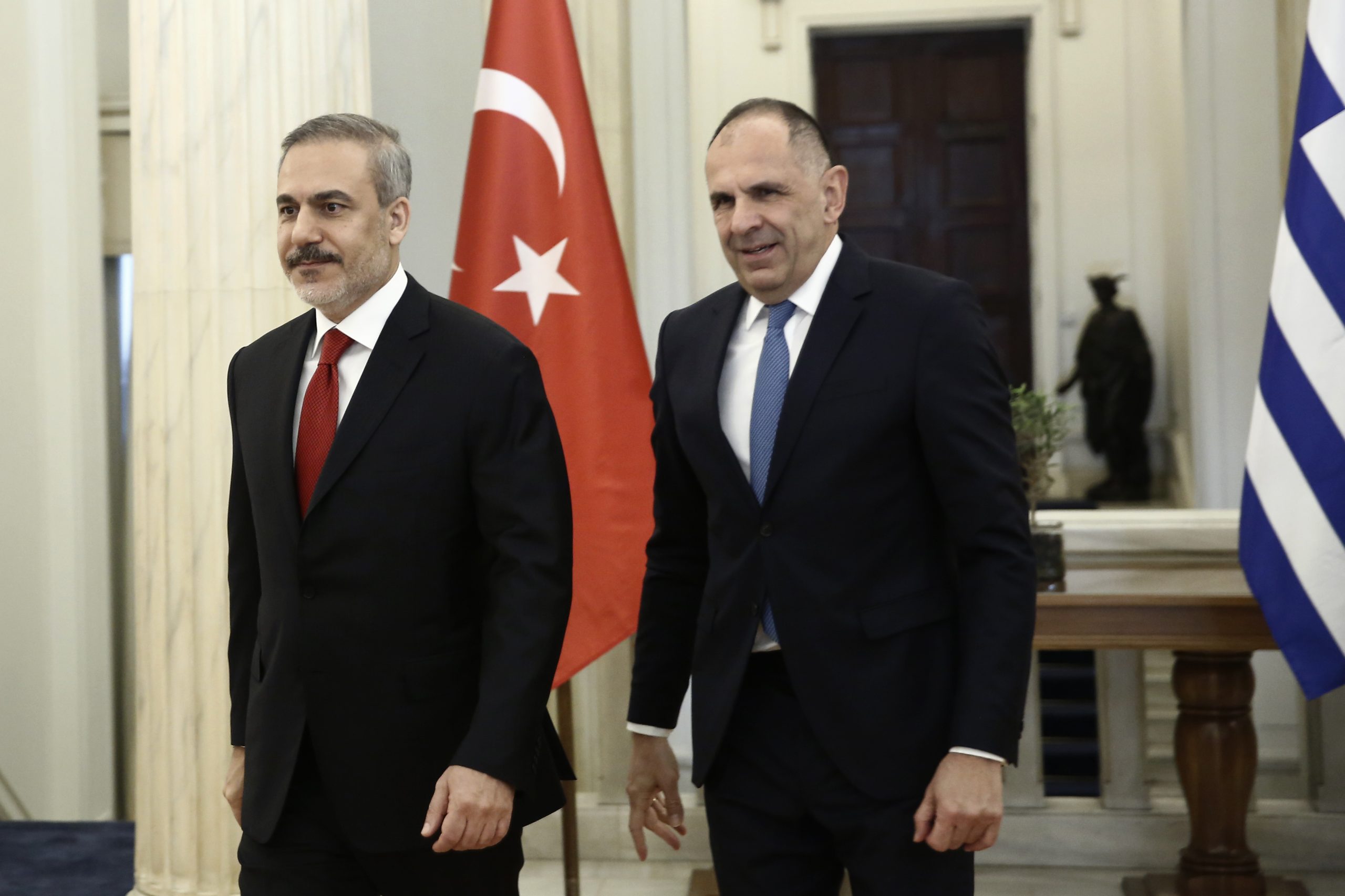 &Gamma;&epsilon;&rho;&alpha;&pi;&epsilon;&tau;&rho;ί&tau;&eta;&sigmaf; &ndash; &Phi;&iota;&nu;&tau;ά&nu;: &laquo;&Kappa;&lambda;&epsilon;&iota;&delta;ώ&nu;&epsilon;&iota;&raquo; &tau;&omicron; &rho;&alpha;&nu;&tau;&epsilon;&beta;&omicron;ύ &kappa;&omicron;&rho;&upsilon;&phi;ή&sigmaf; &sigma;&tau;&eta;&nu; Ά&gamma;&kappa;&upsilon;&rho;&alpha;