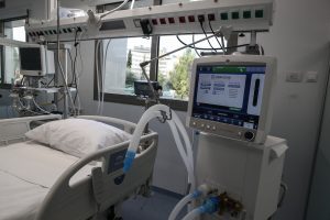 Γλυφάδα: Συγκλονίζει η κόρη της 70χρονης που χαροπαλεύει μετά από δολοφονική επίθεση – «Εχω χάσει και τον πατέρα μου…»