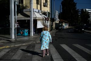 Τρόμος στην Αργυρούπολη: Νεαρός έσκισε τα ρούχα 59χρονης με σκοπό να την βιάσει