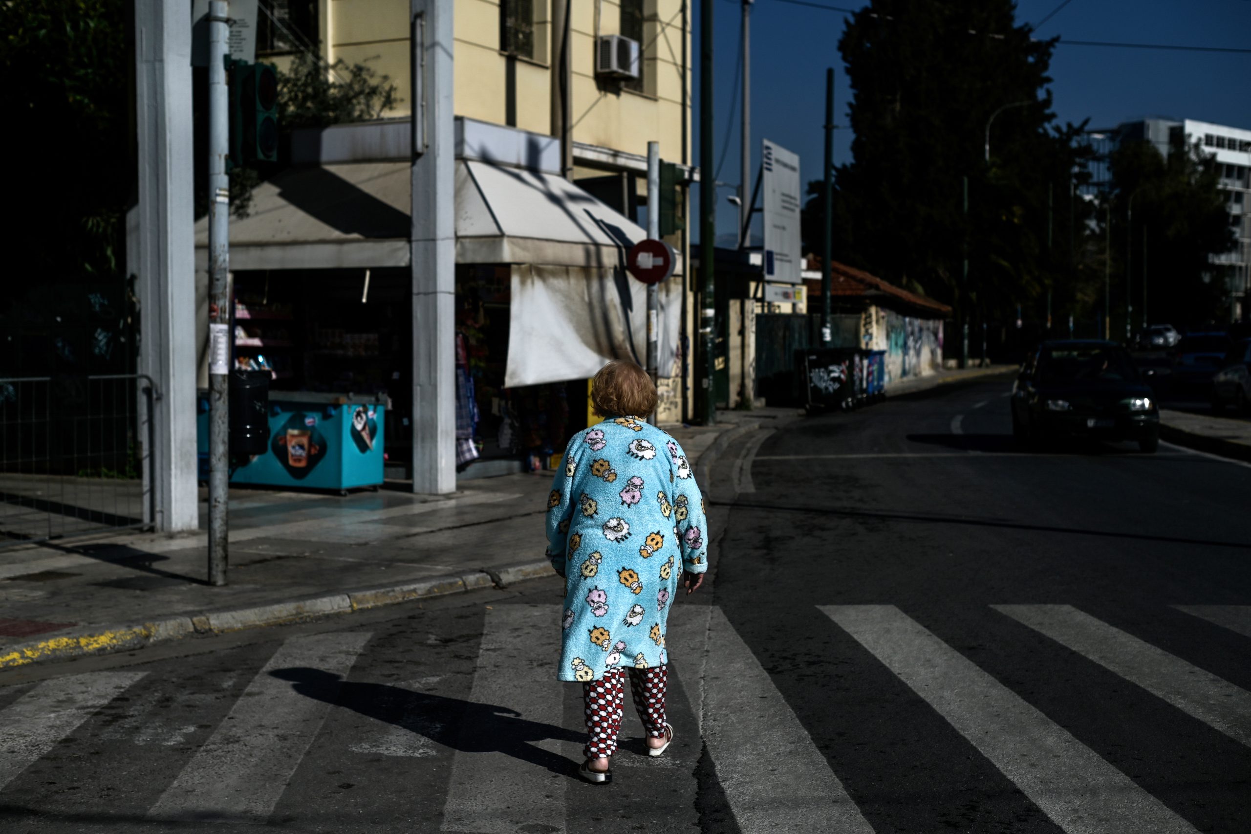 Τρόμος στην Αργυρούπολη: Νεαρός έσκισε τα ρούχα 59χρονης με σκοπό να την βιάσει