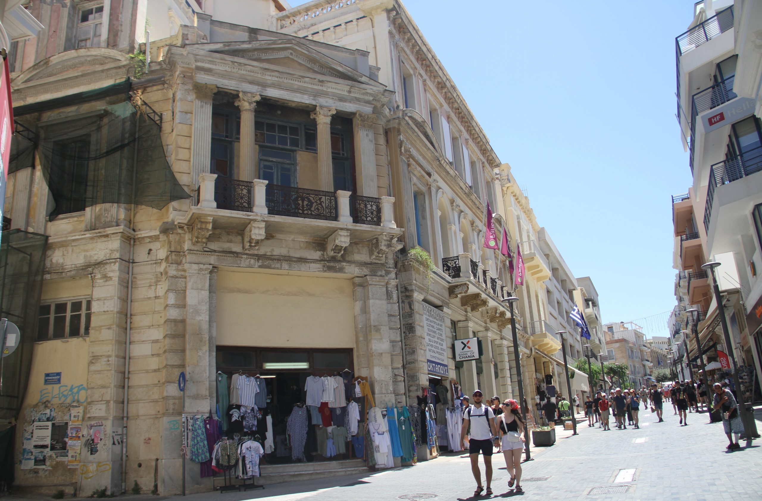 Ηράκλειο: Ανεξέλεγκτος οδηγός κατέβηκε ανάποδα τον κεντρικό πεζόδρομο