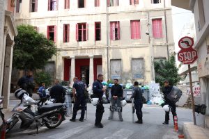 Κυνηγούσε ημίγυμνος με μαχαίρι πελάτες σε σούπερ μάρκετ και προσπάθησε να δαγκώσει αστυνομικό