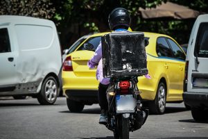 Ιερά Οδός: Είχαν συλλάβει 19 φορές τον διανομέα που κάρφωσε κατσαβίδι στο κεφάλι οδηγού – Σε κρίσιμη κατάσταση ο πατέρας 3 παιδιών