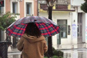 Καιρός: Χιόνια στα ορεινά, ισχυρές βροχές και καταιγίδες στα Δυτικά – Θυελλώδεις άνεμοι έως 9 μποφόρ