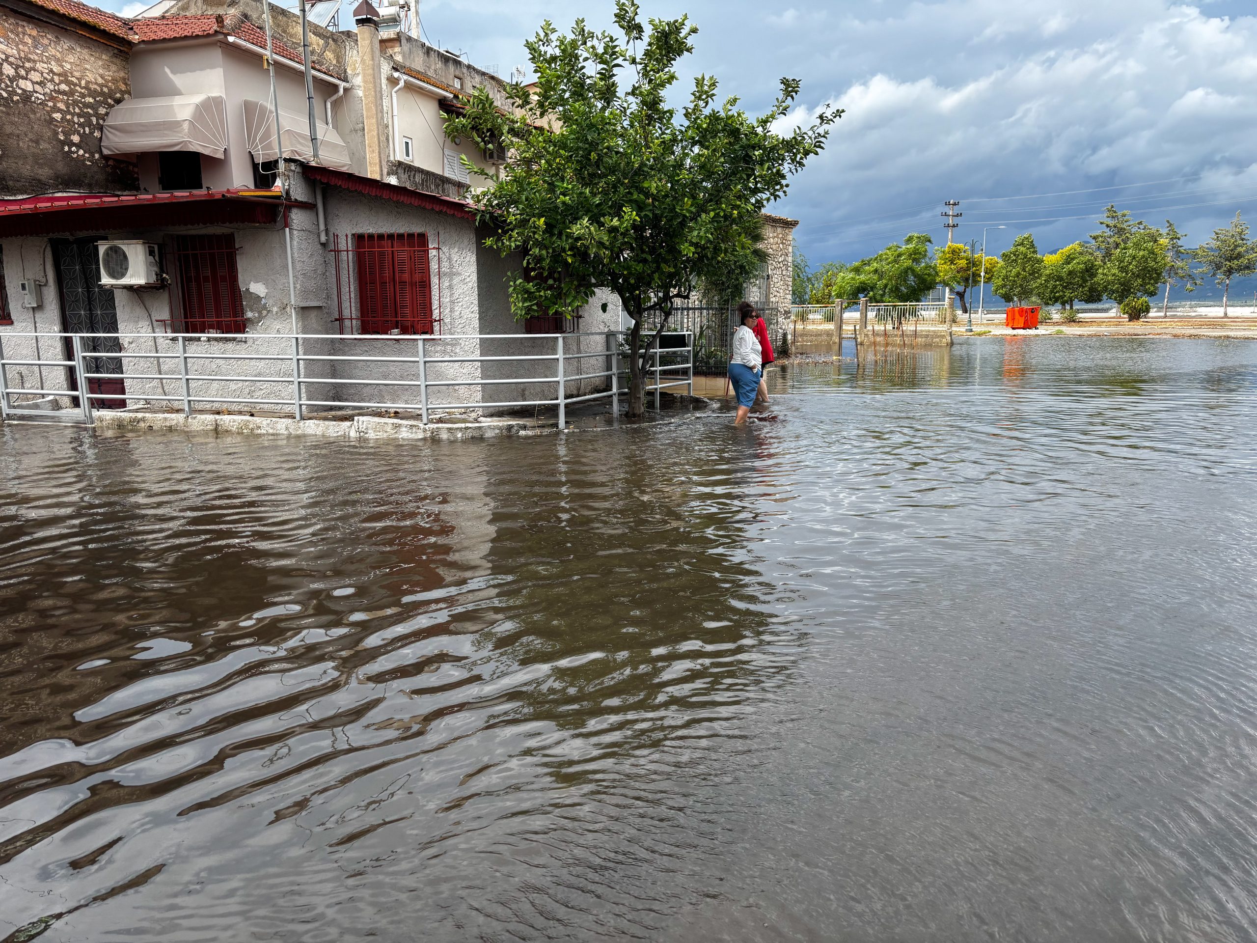 Πλημμυρισμένοι δρόμοι, εγκλωβισμένοι κάτοικοι