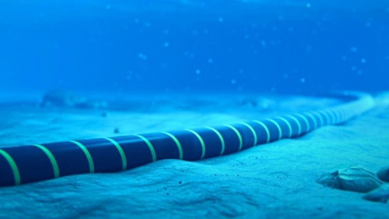 «Ηλεκτροφόρο καλώδιο» μεταξύ Ελλάδας και Κύπρου: Η έκτακτη σύσκεψη και οι κρίσιμες ανακοινώσεις από την κυβέρνηση