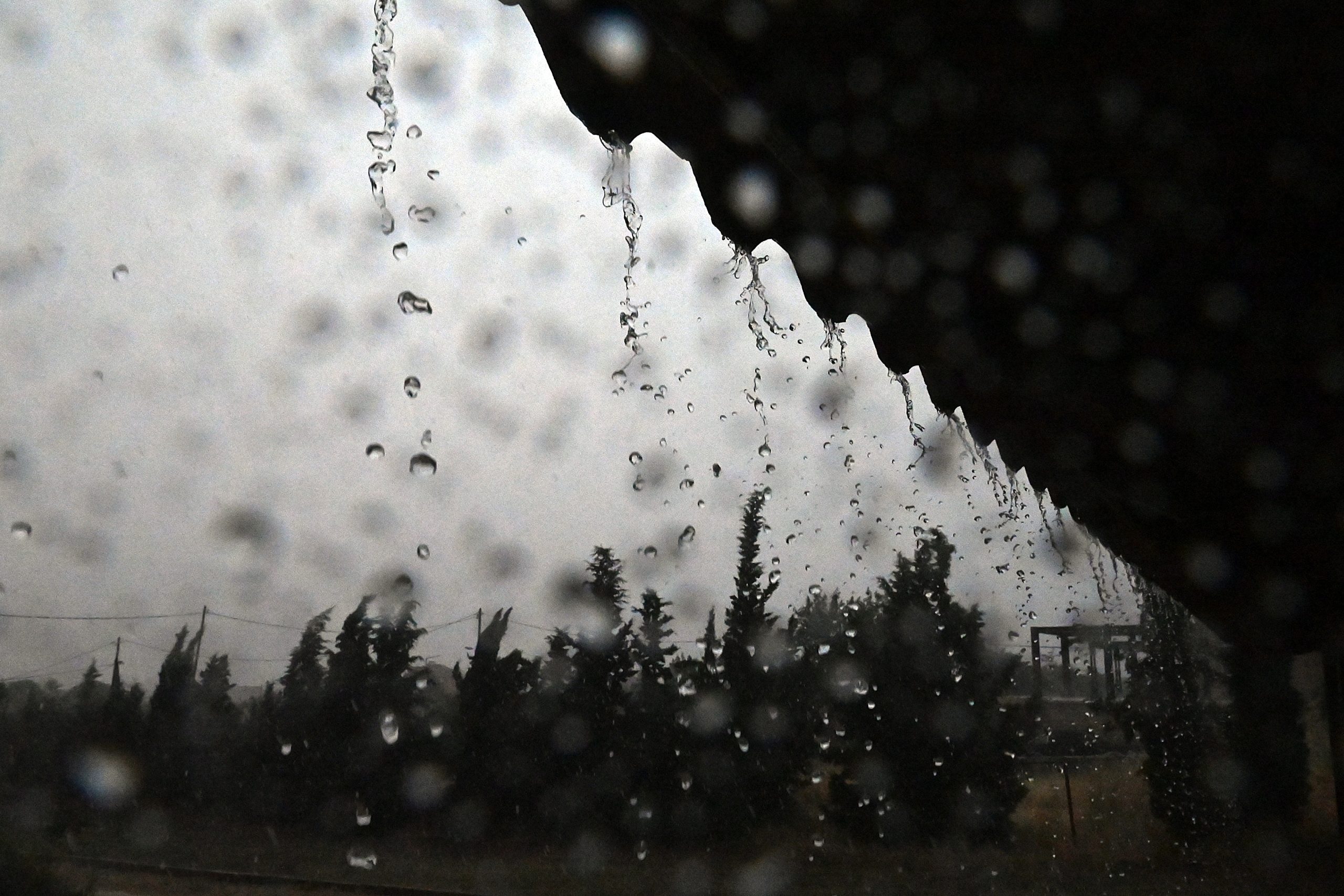 Κακοκαιρία «σαρώνει» την Κρήτη: Ποτάμια οι δρόμοι σε Ηράκλειο και Χανιά (video)