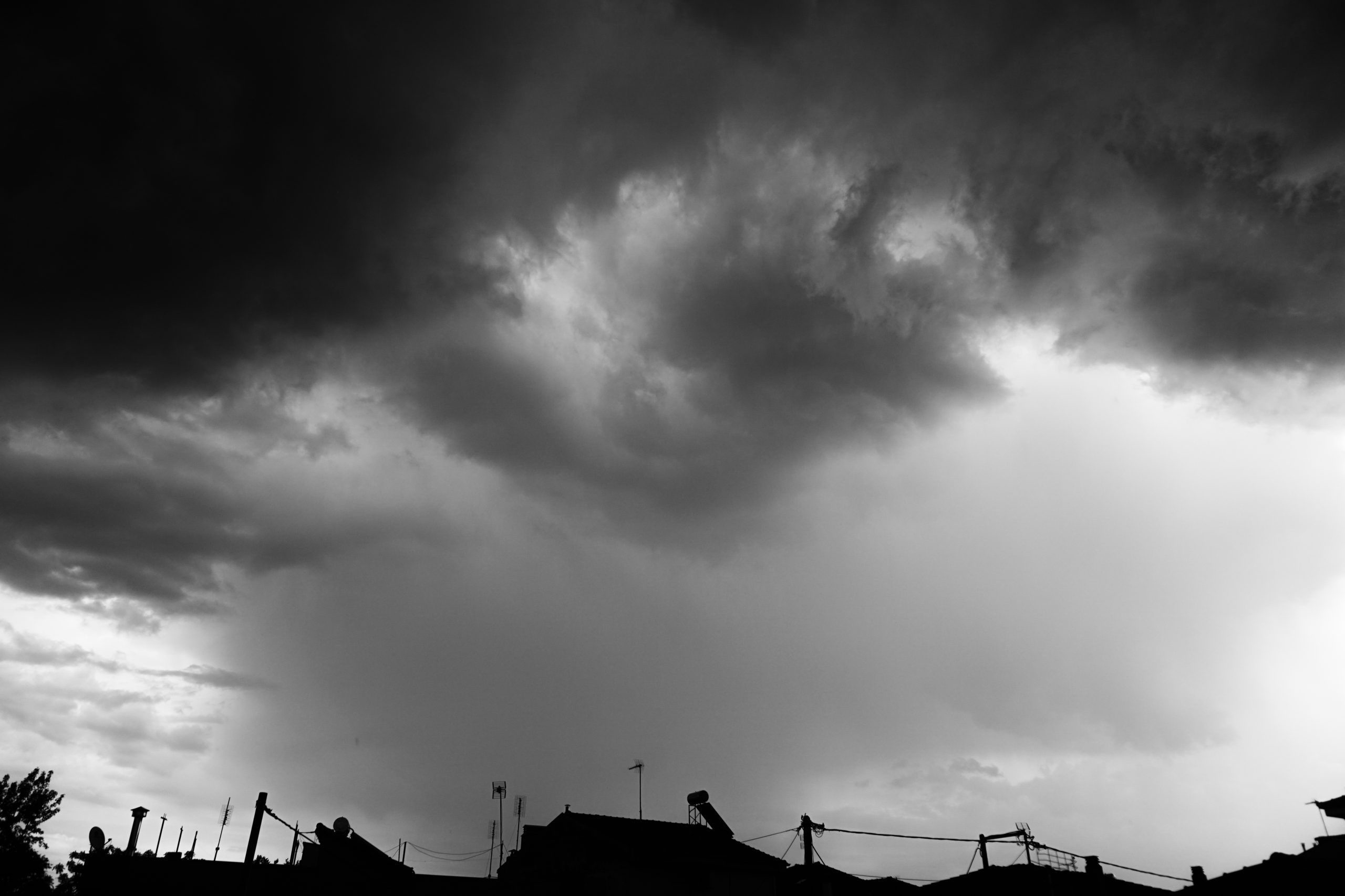 Επιμένουν οι επικίνδυνες καταιγίδες, πότε έρχεται η πολική αέρια μάζα – Η πρόγνωση Μαρουσάκη