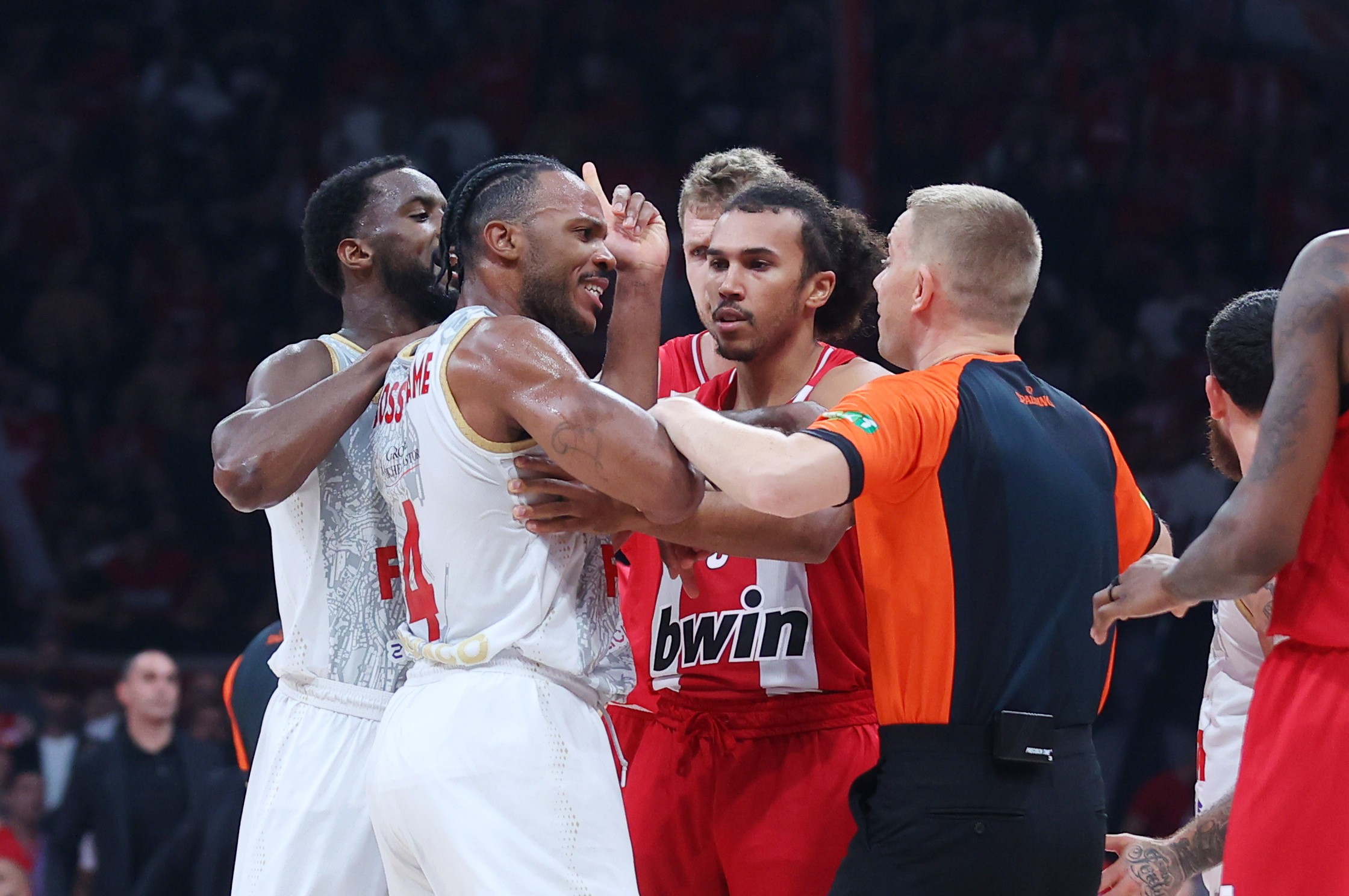 Ένταση στο ΣΕΦ ανάμεσα σε Ολυμπιακό και Μονακό - Πιάστηκαν στα χέρια οι παίκτες