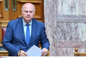 Τρακτέρ έξω από το γραφείο του Τσιάρα στην Καρδίτσα  – Τι απαντά ο Υπουργός