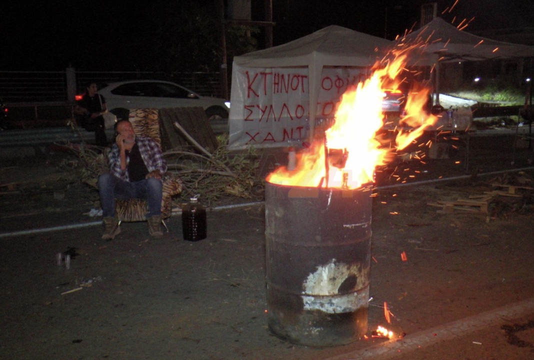 Άναψαν φωτιές στον ΒΟΑΚ οι κτηνοτρόφοι της Κρήτης – Αντιδράσεις των ξενοδόχων