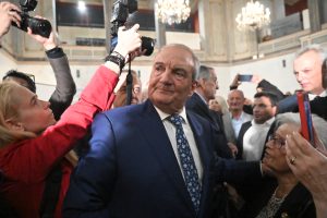 Προσκλήσεις στους πρώην στο Προεδρικό, με πρώτο τον Καραμανλή