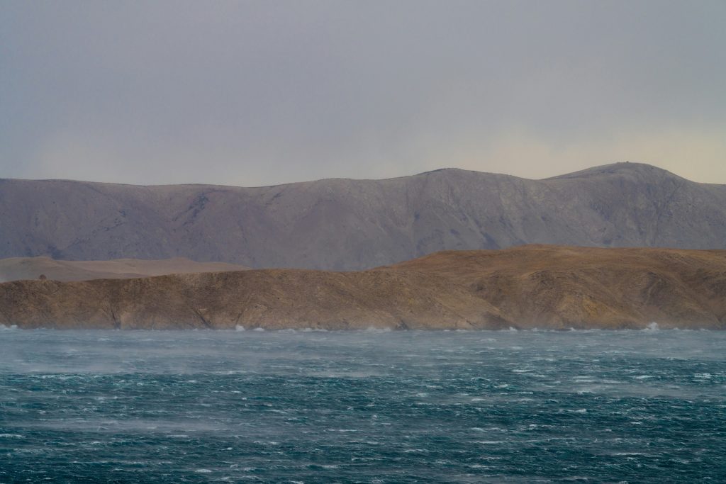 Σουρτσέι: Το νησί που ξεπήδησε απ’ τη θάλασσα και έγινε εργαστήριο ζωής