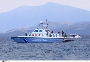 Σκάφος του Λιμενικού προσέκρουσε σε βράχια στην είσοδο του λιμανιού Βόλου