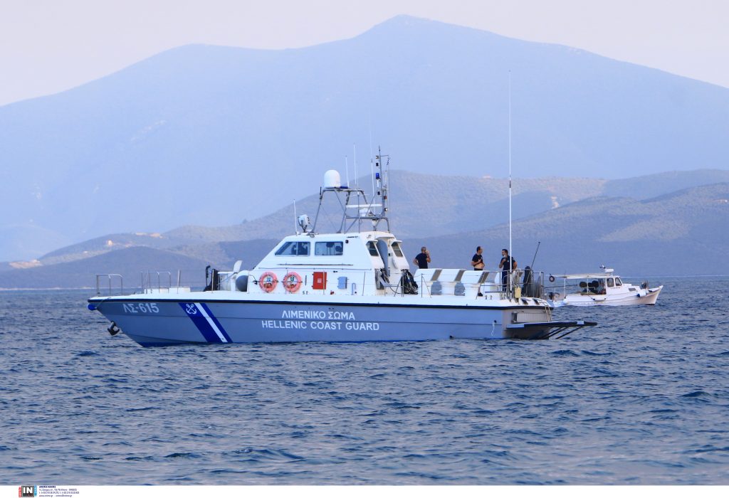 Δραμτική επιχείρηση στην καρδιά του Αιγαίου ψάχνουν ναυτικό που έπεσε από φόρτηγο πλοίο