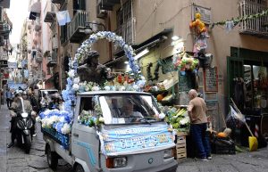 Ο Μαραντόνα «ζει και βασιλεύει» στη Νάπολη: Το άγαλμά του «περπάτησε» στην πόλη στα 65α γενέθλιά του