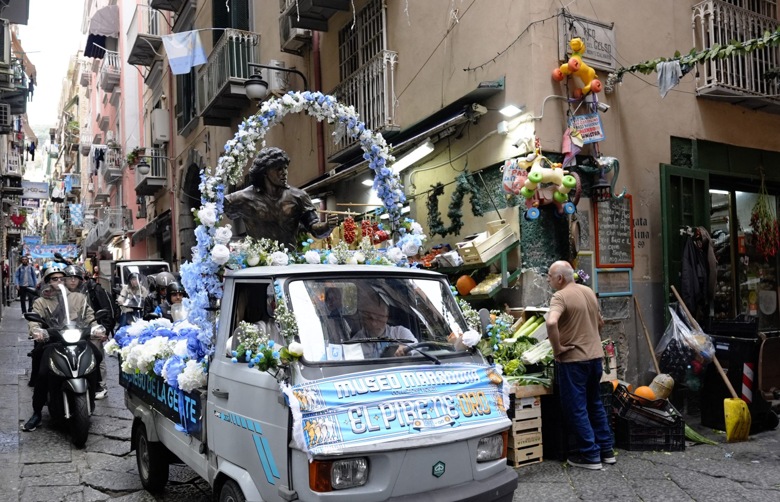 Ο Μαραντόνα «ζει και βασιλεύει» στη Νάπολη: Το άγαλμά του «περπάτησε» στην πόλη στα 65α γενέθλιά του