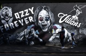 «Λύγισε» η Κέλι Όσμπορν – Παρέλαβε το βραβείο «Lifetime Achievement» για τον πατέρα της Όζι (video)