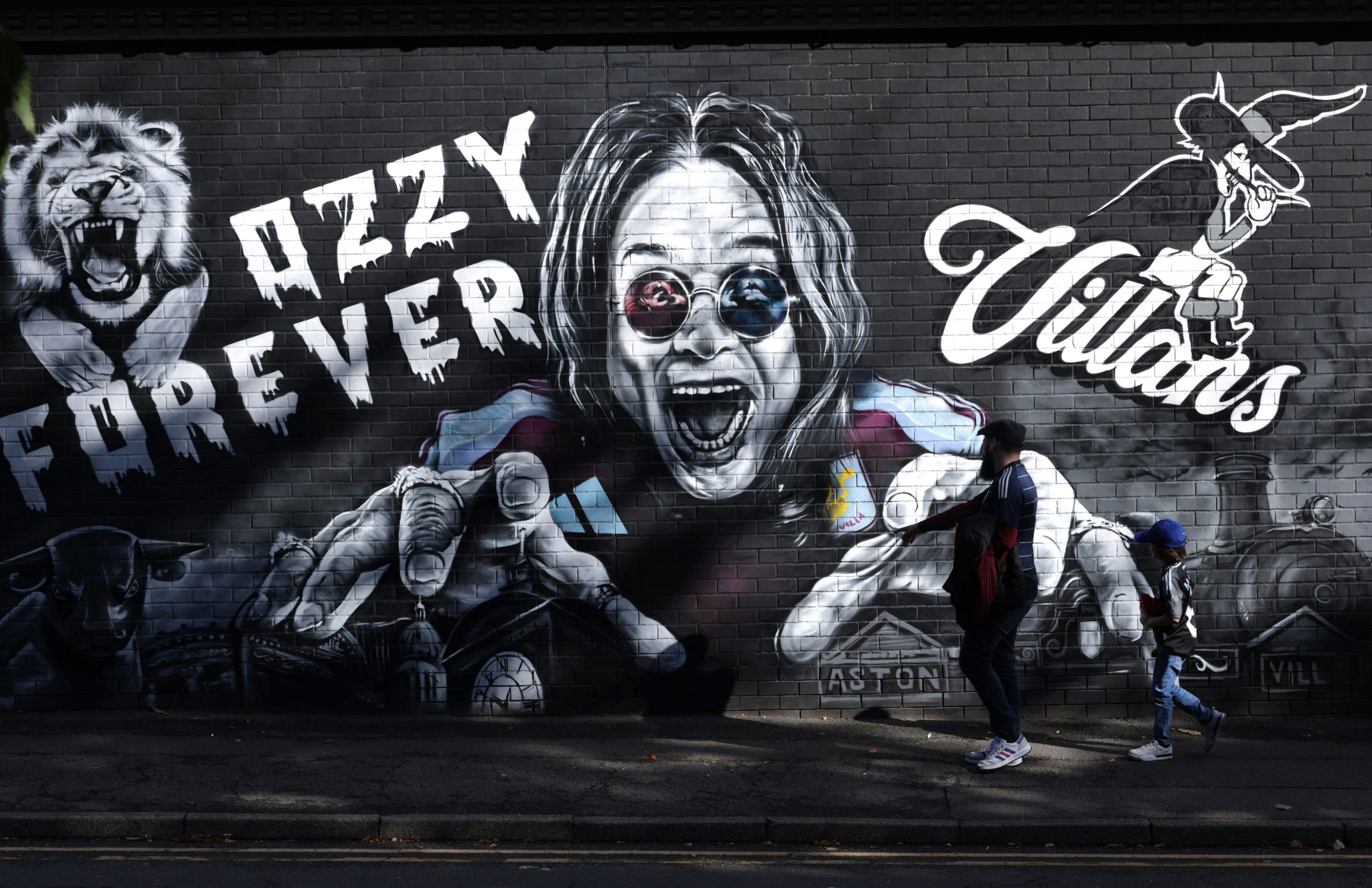 Η Κέλι Όσμπορν «λύγισε» καθώς τίμησε τον πατέρα της, Όζι, παραλαμβάνοντας το βραβείο «Lifetime Achievement» (video)