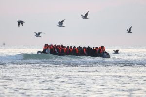 Ναυάγιο νότια της Κρήτης: Μερόνυχτα στη θάλασσα πριν την κακοκαιρία Byron – 17 νεκροί μετανάστες