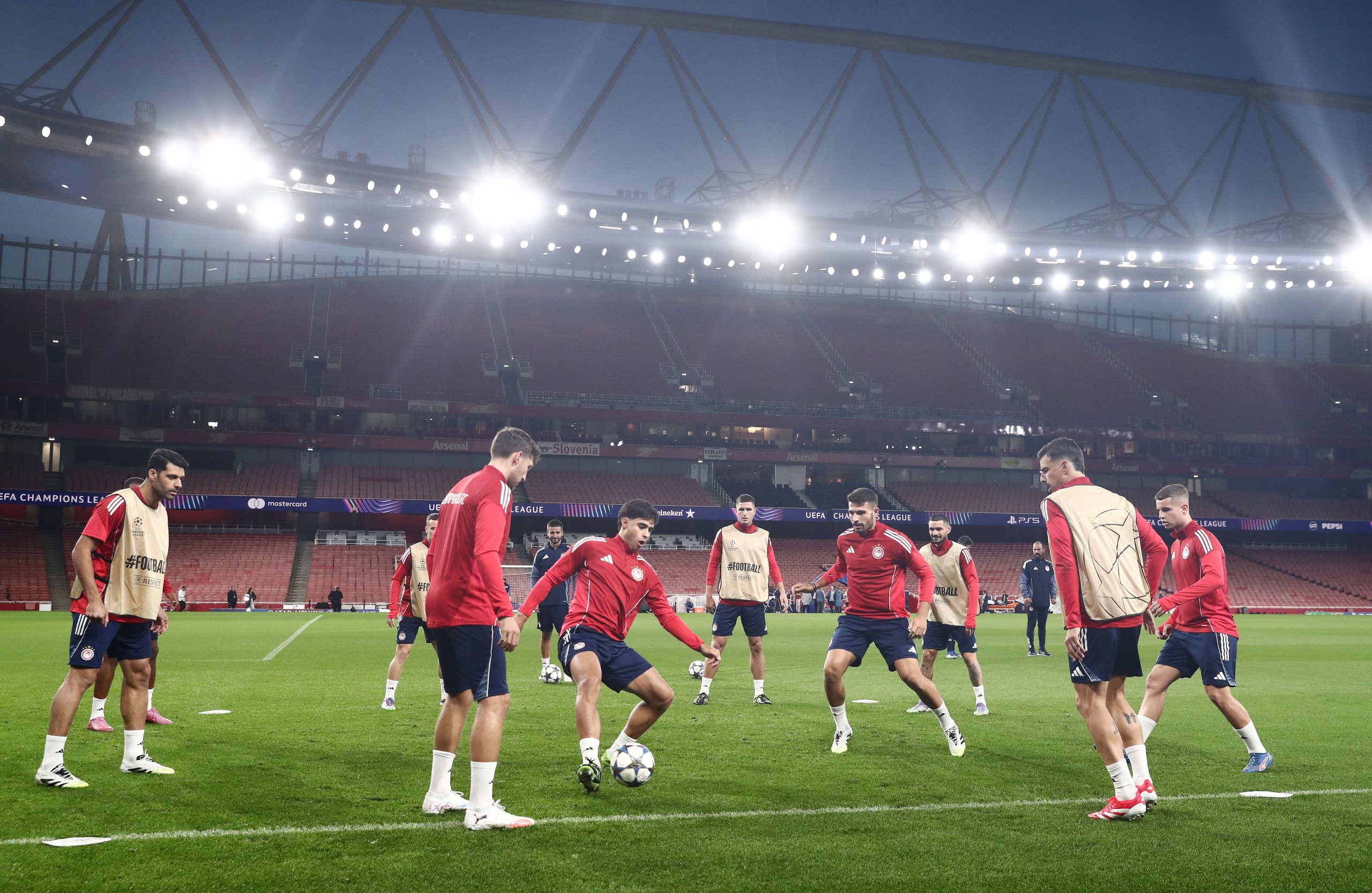 Ολυμπιακός - «Emirates»: Ξυπνούν αναμνήσεις