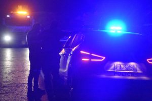 Αιματηρή συμπλοκή με έναν τραυματία έξω από νυχτερινό κέντρο στο Λουτράκι