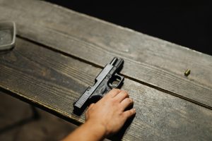 Περιστέρι: Χειροπέδες σε 48χρονο που πόζαρε με πιστόλι στα social media