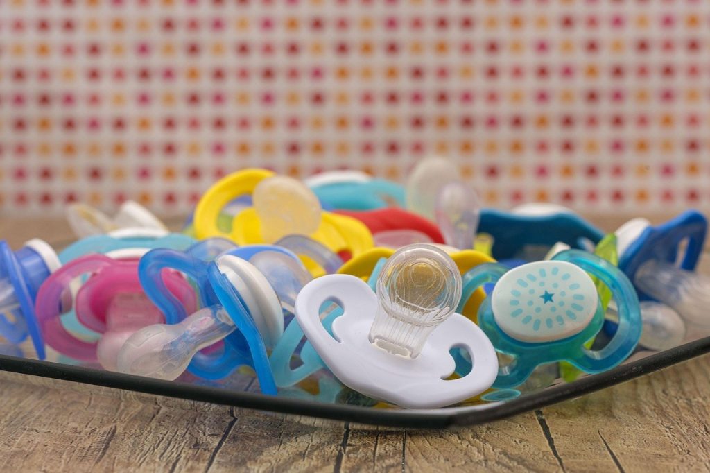 Επικίνδυνη χημική ουσία βρέθηκε σε πιπίλες – Ανησυχία για την ασφάλεια των βρεφών