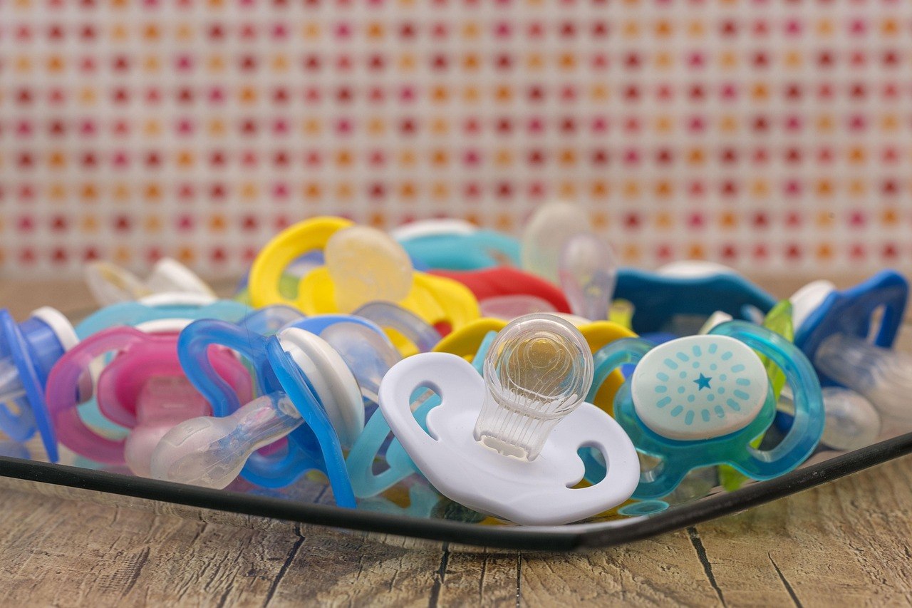 Επικίνδυνη χημική ουσία βρέθηκε σε πιπίλες - Ανησυχία για την ασφάλεια των βρεφών