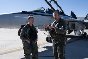 ΗΠΑ: Σόου του Πιτ Χέγκσεθ – Πέταξε με μαχητικό αεροσκάφος FA-18 Super Hornet