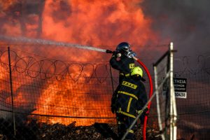 Θεσσαλονίκη: Συναγερμός στην Πυροσβεστική – Φωτιά σε εργοστάσιο ανακύκλωσης