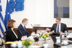 Συνάντηση Μητσοτάκη με τον Ευρωπαίο Επίτροπο για τον Προϋπολογισμό: Ανάγκη δημιουργίας χρηματοδοτικού εργαλείου για αμυντικά προγράμματα