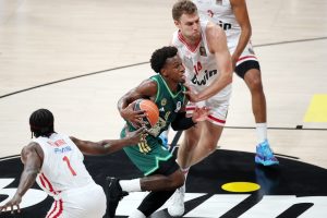 Stoiximan Basket League: «Ερυθρόλευκο» το πρώτο ντέρμπι «αιωνίων», σε έναν αγώνα «θρίλερ»