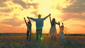 Voucher 500 ευρώ: Πώς οι γιαγιάδες μπορούν να αμείβονται για τη φροντίδα των εγγονιών