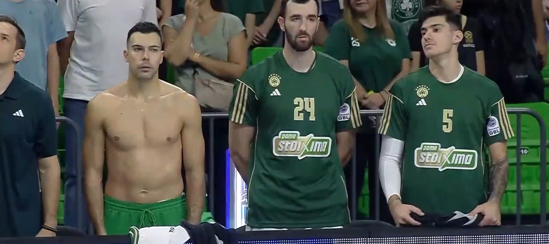 Σλούκας: Από τη προθέρμανση στην «προσοχή» - Άψογος επαγγελματισμός ακόμα και... ημίγυμνος