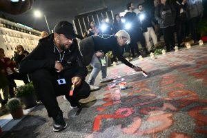 Συγγενείς θυμάτων στα Τέμπη έγραψαν ξανά τα ονόματα μπροστά από τον Άγνωστο Στρατιώτη