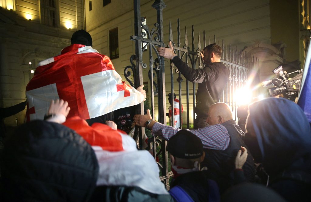 Γεωργία: Εικόνες χάους στην Τιφλίδα – Διαδηλωτές εισέβαλαν στο Προεδρικό Μέγαρο – Συγκρούσεις με την Αστυνομία