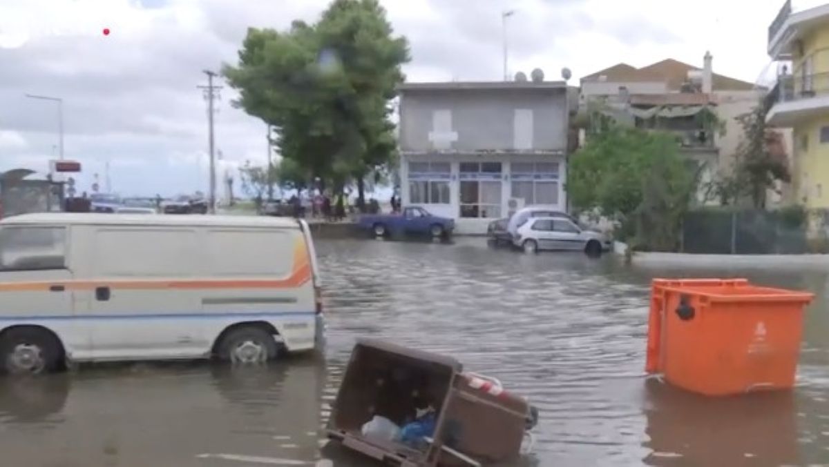 Πλημμυρικά φαινόμενα στην Αιτωλοακαρνανία: Γέμισαν νερό δρόμοι του Αιτωλικού και υπόγεια στην Κατοχή