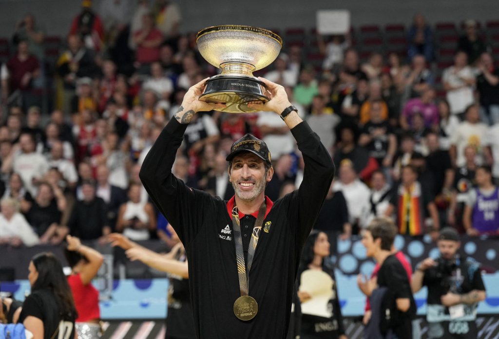 Μπάσκετ: Έχει χάσει 16 κιλά ο προπονητής της Γερμανίας, Άλεξ Μουμπρού